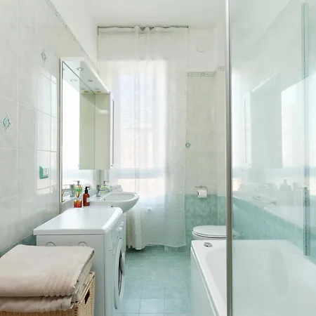 Two Spacious Bedrooms 1 Minute To Metro Stop 아파트 *