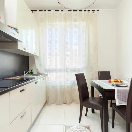 Two Spacious Bedrooms 1 Minute To Metro Stop Appartamento