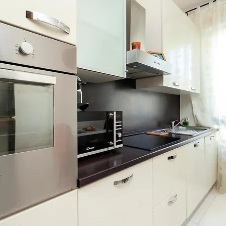 Two Spacious Bedrooms 1 Minute To Metro Stop Milano
