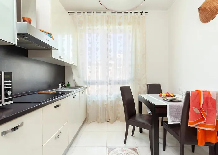 Two Spacious Bedrooms 1 Minute To Metro Stop Apartmán