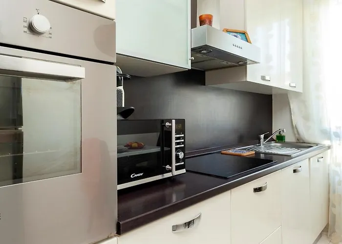 Two Spacious Bedrooms 1 Minute To Metro Stop Milán